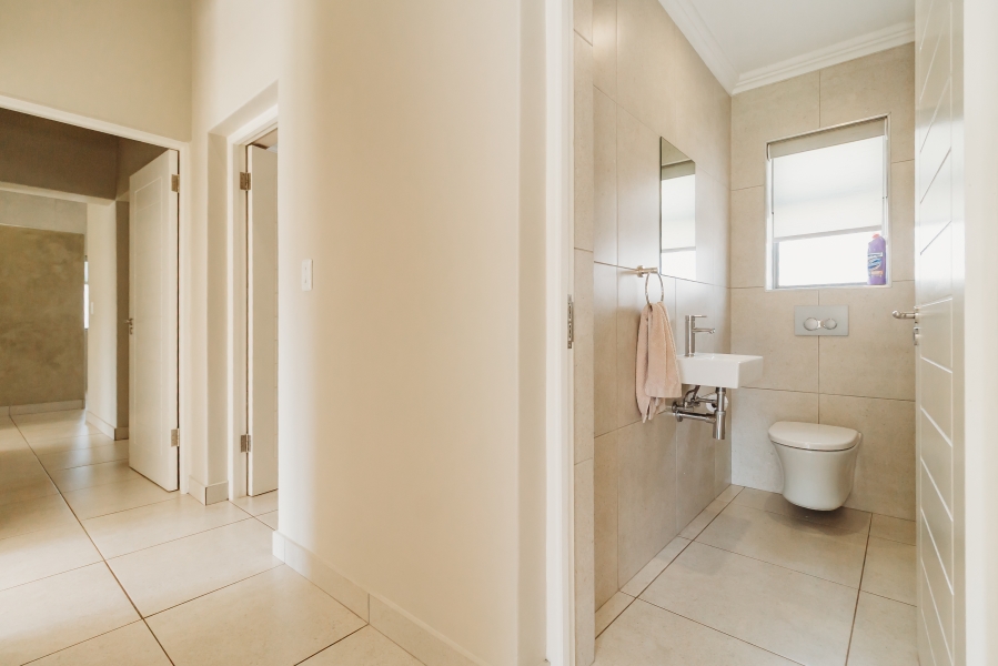 4 Bedroom Property for Sale in Kraaibosch Manor Western Cape